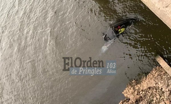 Cuatro bahienses cayeron con su camioneta al Dique Paso de las Piedras