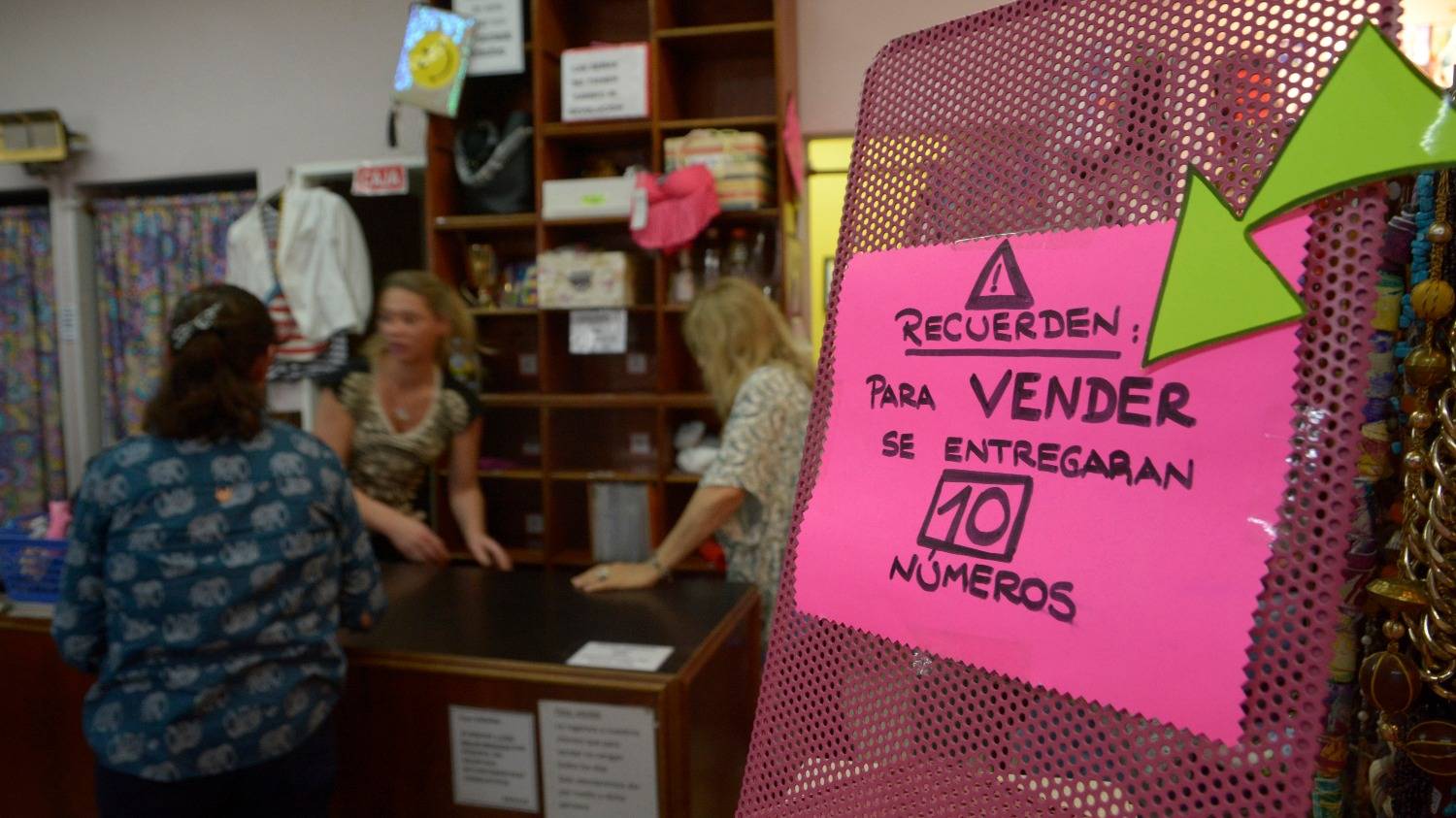 Con la crisis, aumenta la compra y venta de ropa usada en Bahía - La Nueva