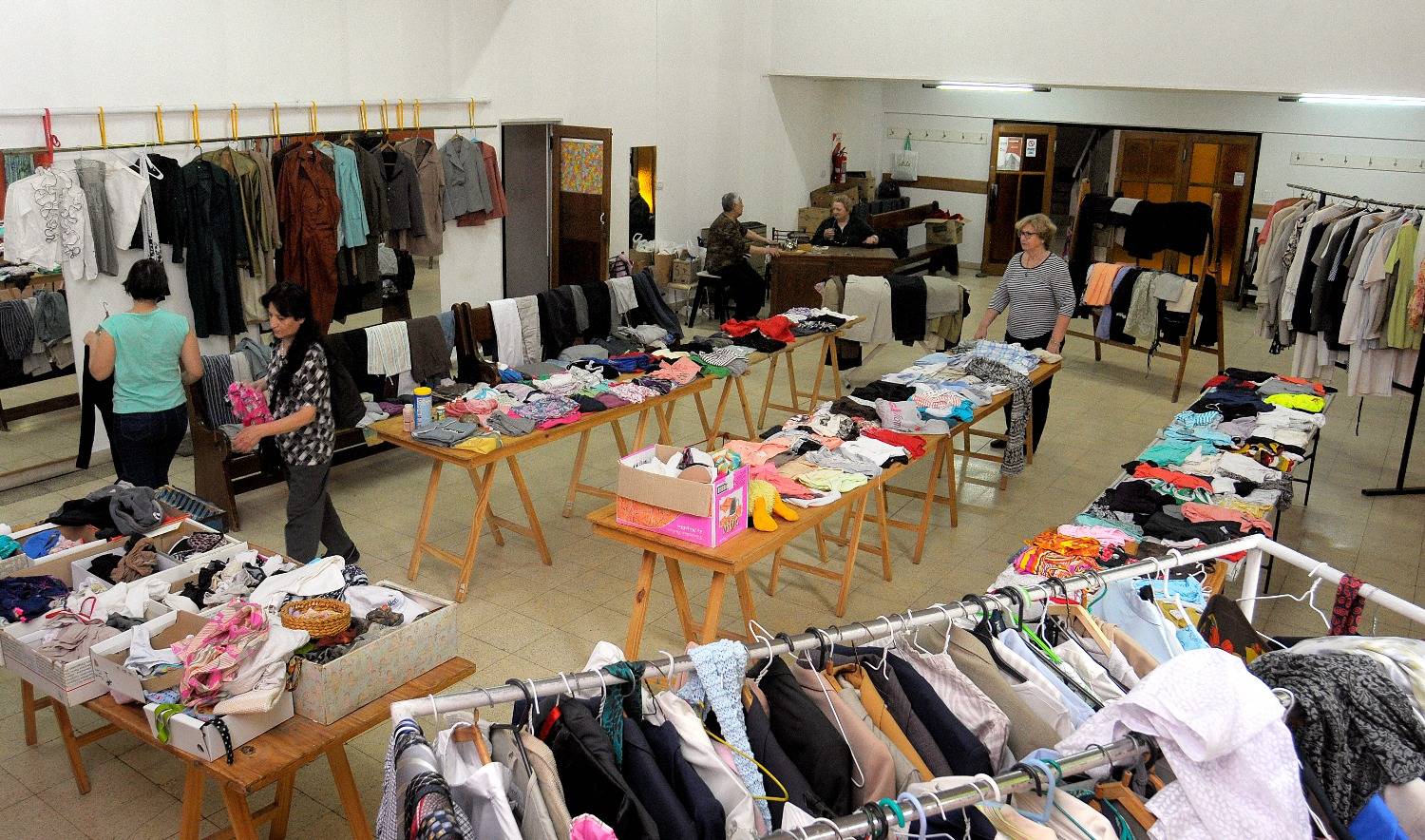 Con la crisis, aumenta la compra y venta de ropa usada en Bahía - La Nueva