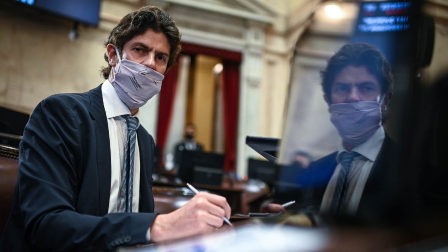 El senador Losteau se olvidó el micrófono abierto en pleno debate y se escucharon insultos