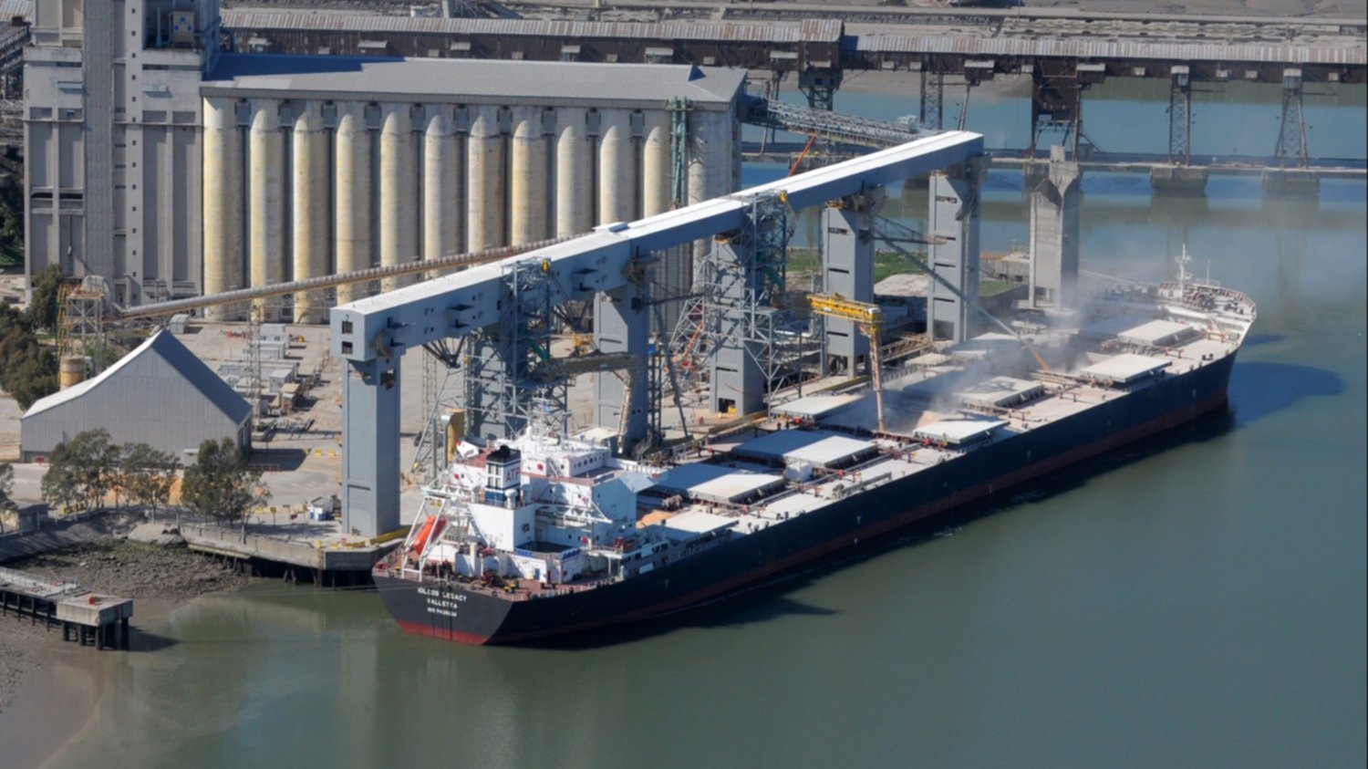 Los barcos que salen del Paraná cada vez cargan más cereal en Bahía Blanca